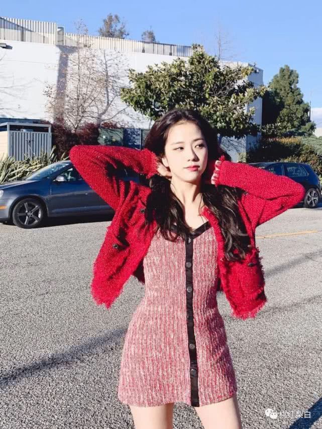 外套:zara / 吊带裙:maje前两天,black pink的jisoo金智秀,更新了一