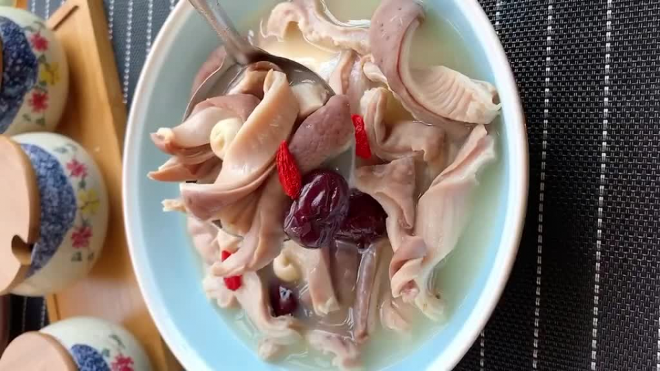 猪肚汤正确的做法,选择合适的药材很重要,汤鲜味美营养滋补