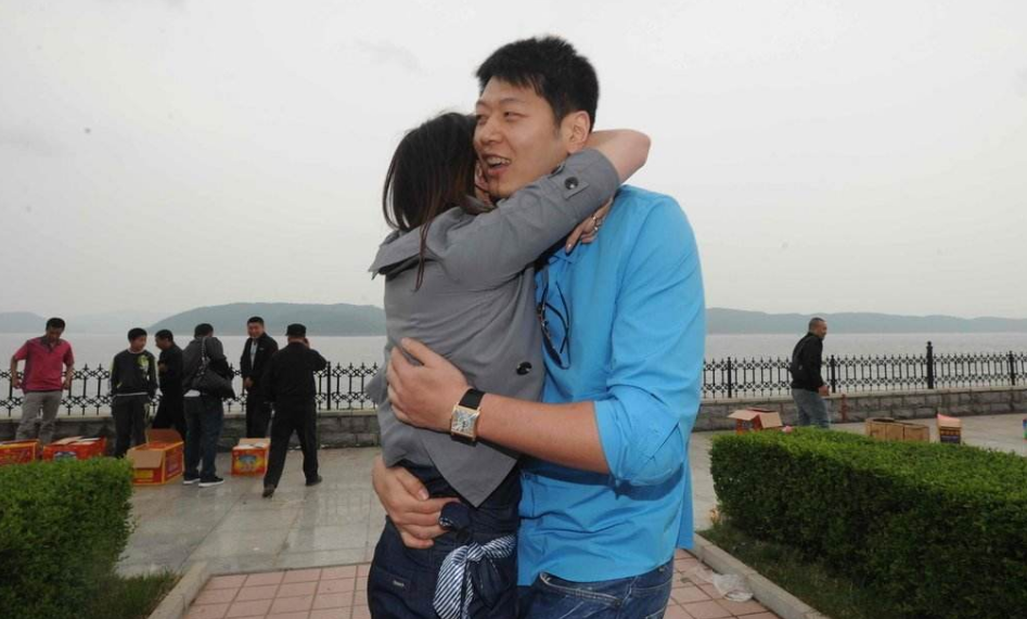 体坛好男人,结婚仅1年爱妻意外离世,他坚持照顾前妻父母|莫科|周雅菲