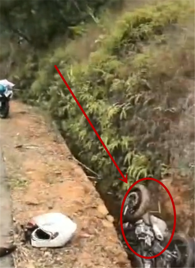 春风250nk压弯出事故,整车掉沟里,车损上千,车主直接现场遗弃