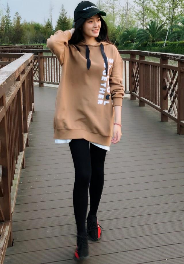 不敢认这是林青霞"女儿",17岁穿死亡黑袜秀腿,却超显腿弯|柴蔚|林青霞