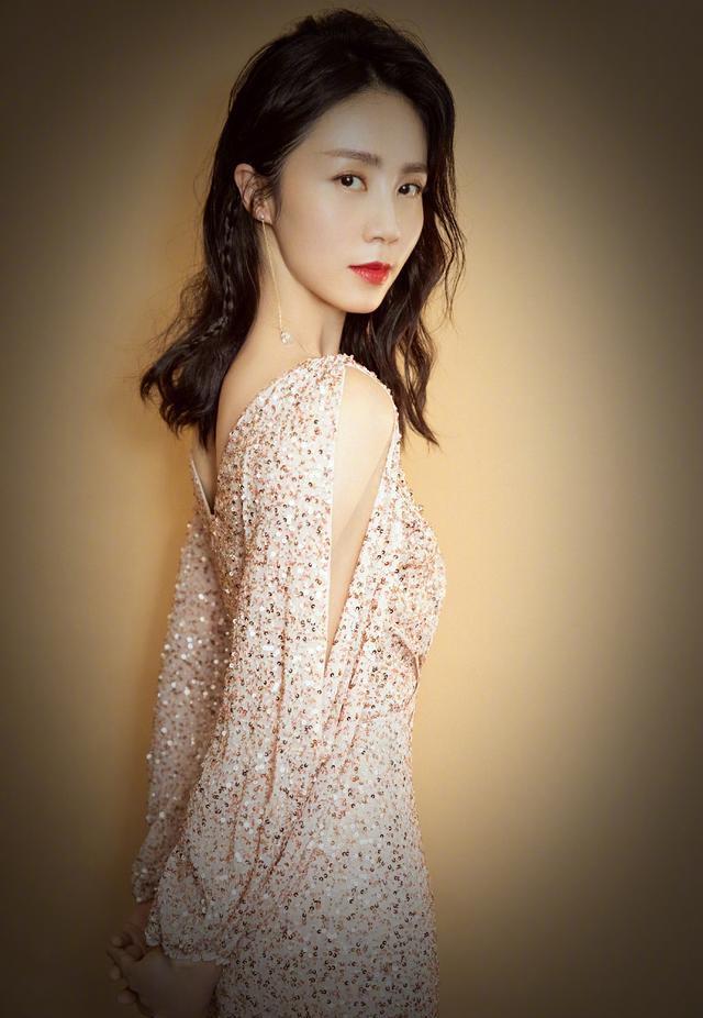 孙莉不再低调!一袭粉色亮片连衣裙高级大气,42岁穿衣品位太好了|孙莉|