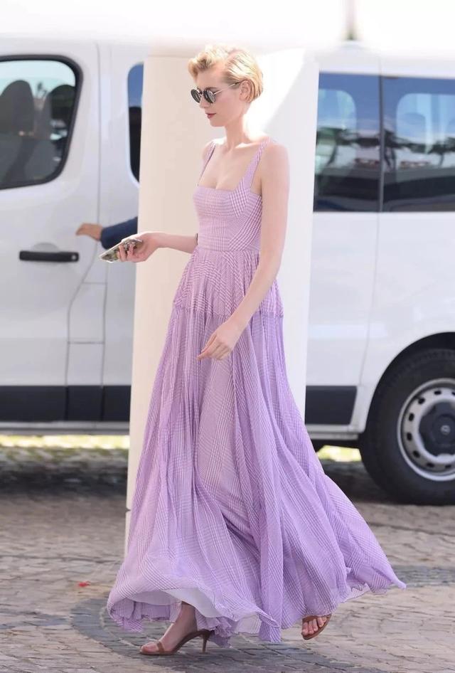 冷白皮穿淡紫色最好看,澳洲女演员伊丽莎白·德比齐这件雪纺吊带长裙