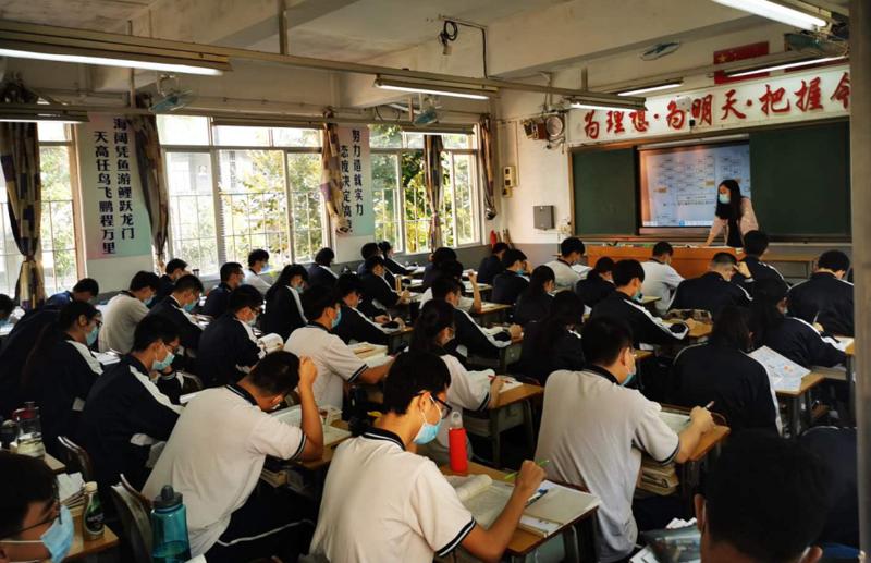 江门二中初三高三学子正在上第二节课.