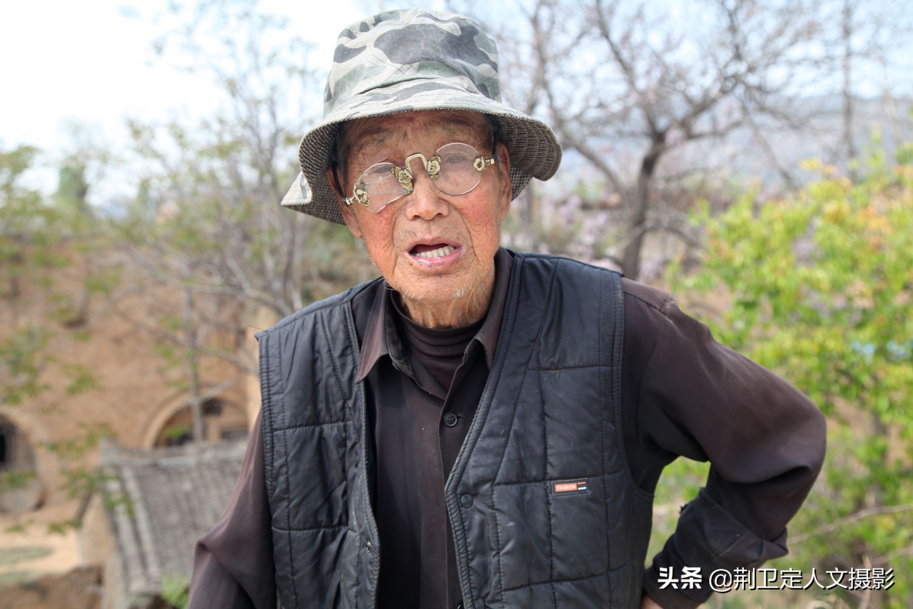 88岁农村大爷每天独坐山坡上要等1个人背后故事让人感动