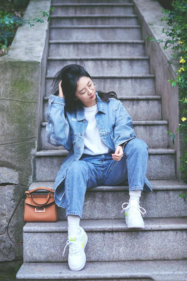 "国民初恋"谭松韵,穿白t恤搭配牛仔裤很随性,减龄又不失复古