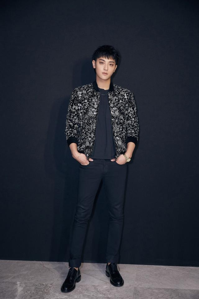 黄子韬《创造营》造型真"花",水墨涂鸦外套配短裤,俏皮吸睛