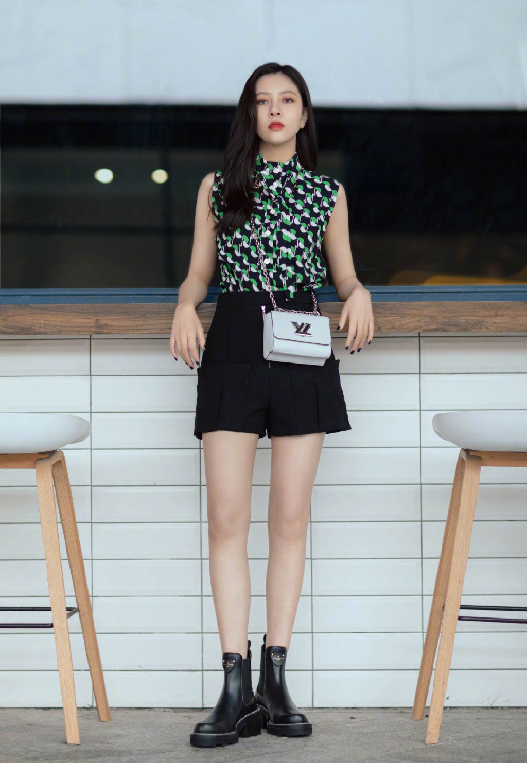 宋妍霏踩黑色短靴出镜,配短裤绿色无袖衫,清爽利落狂秀大长腿