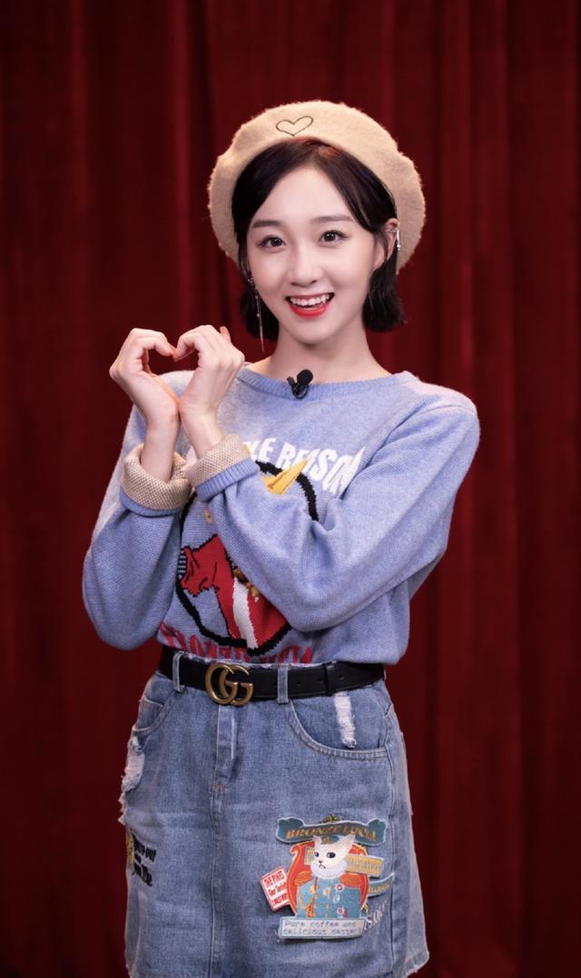 她选秀获12名无缘火箭少女,今穿灯笼袖衬衫配贝雷帽,复古甜美