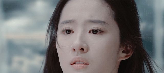 含泪,仰头,落泪珠,哭红了双眼和鼻头.