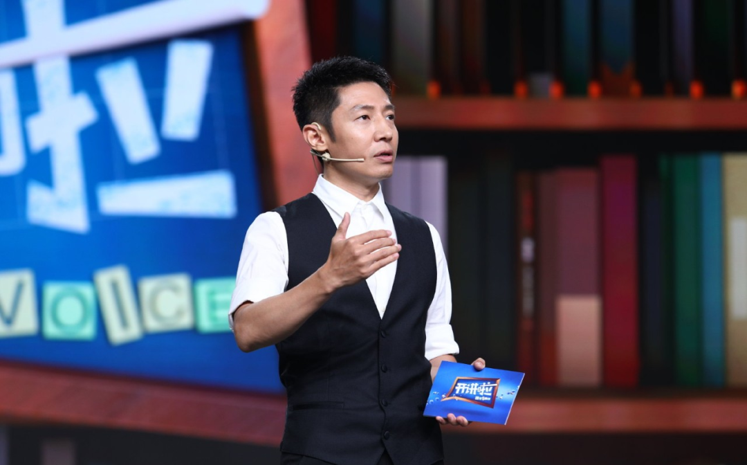 与章子怡分手后,撒贝宁娶外籍妻子,活成了幸福的样子