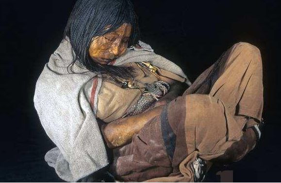 古墓中出现一少女,发现时盘腿而坐面容栩栩如生,医生:她很危险