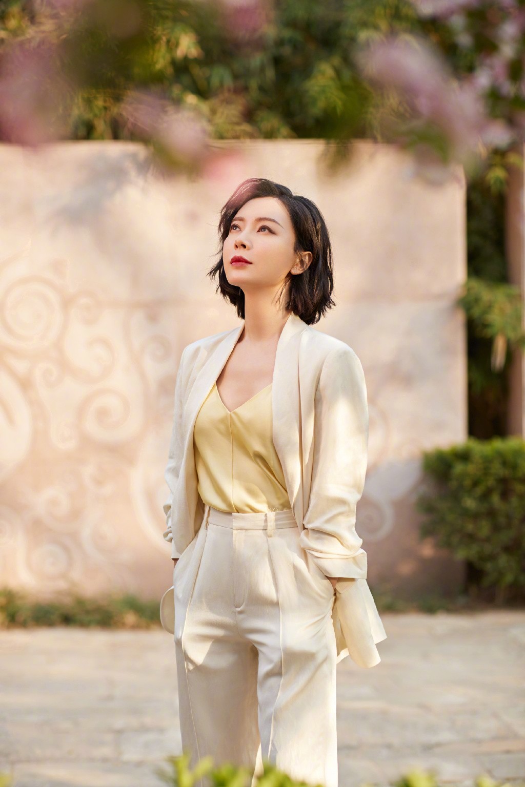 陈数晒私服照,穿v领衫配米白色西装,尽显43岁女人的优雅霸气