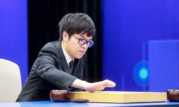 宣布退网一周!围棋名将柯洁遭名记怒批:和孙杨一样同为妈宝男
