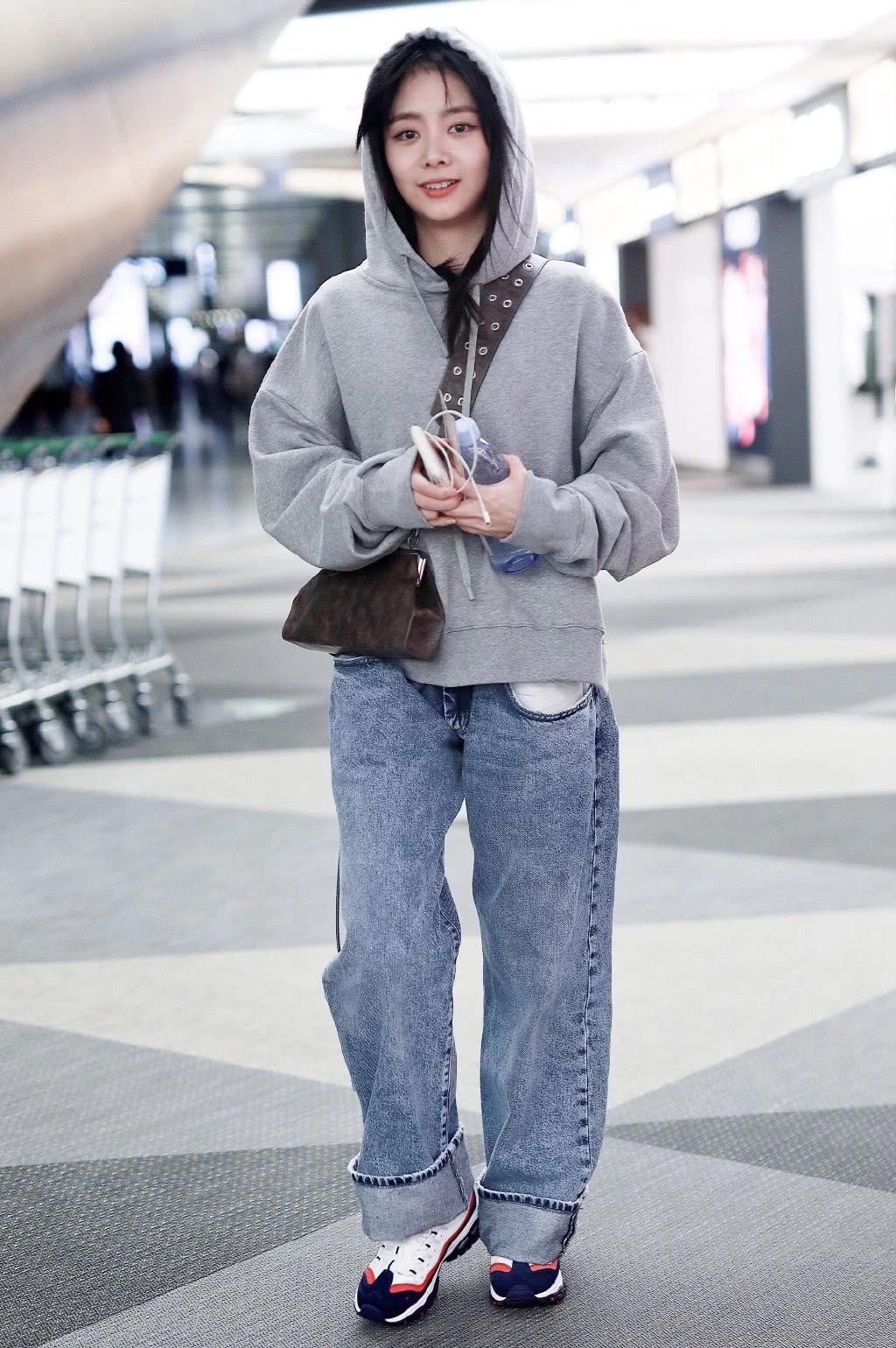 谭松韵也扛不住未修图,穿牛仔外套配黑色紧身裤,双腿太亲民了