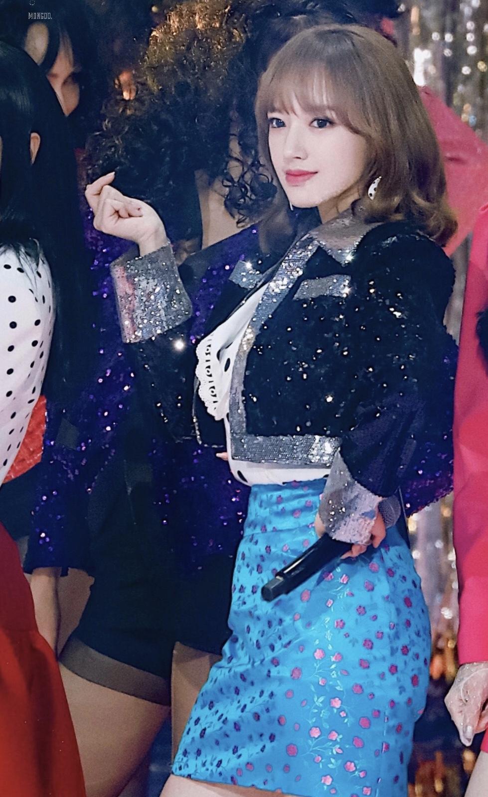 程潇才22岁就这么有气场亮片上衣搭配蓝色包臀裙耀眼璀璨真美