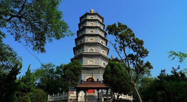 青岛市区内唯一一座寺庙，处于“黄金地段”，坐地铁2号线就能到