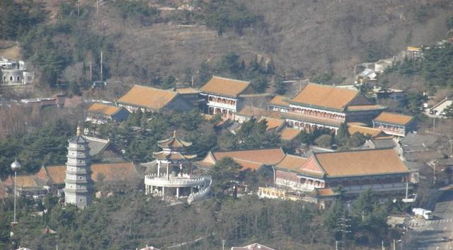 青岛市区内唯一一座寺庙，处于“黄金地段”，坐地铁2号线就能到