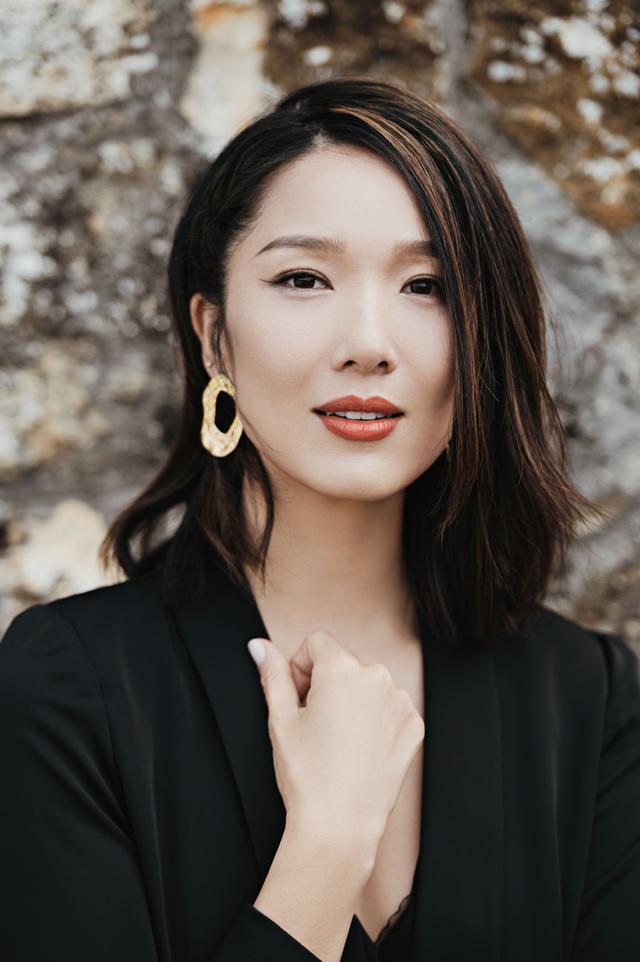 李亚男不愧是华裔小姐冠军,穿连体裤配黑色西装,这气场真扛不住