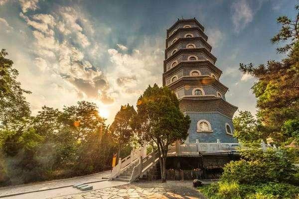 青岛市区内唯一一座寺庙，处于“黄金地段”，坐地铁2号线就能到