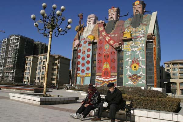 河北最"奇葩"建筑,晚上看见能吓一跳,当地人无力吐槽