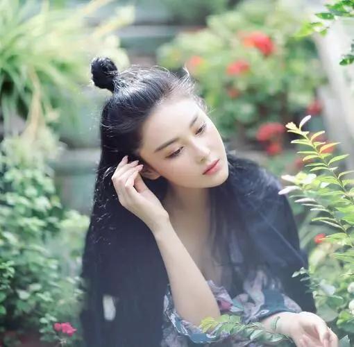 春天来了,张馨予扎丸子头穿碎花连衣裙,花海中拍写真,真是美了