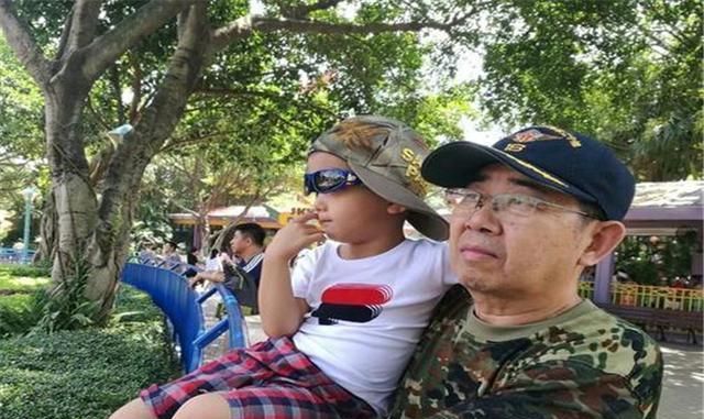 山东“冻龄爷爷”火了，同框抱娃好幸福，网友：哪个是爸爸？