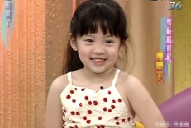 欧阳娜娜旧照曝光变化大5岁走失被警察叔叔牵手回家一脸蒙圈