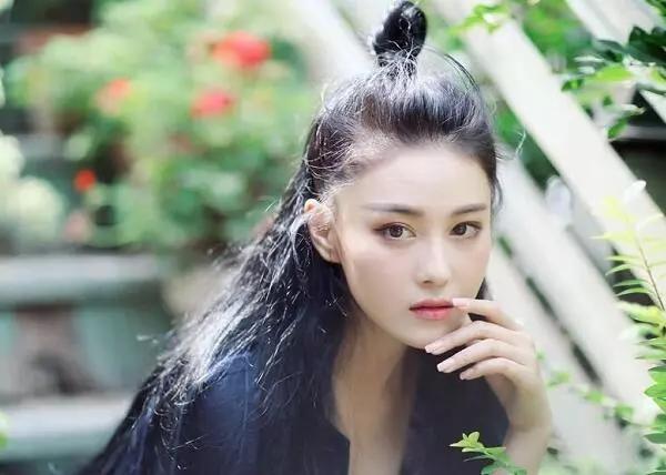 春天来了,张馨予扎丸子头穿碎花连衣裙,花海中拍写真,真是美了