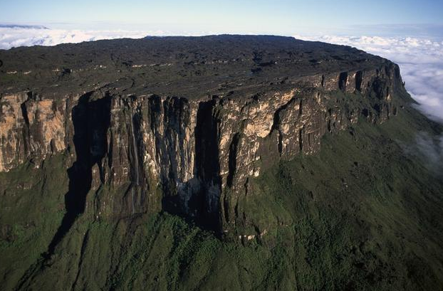 这座2810米的山峰,四周如同刀削一般,被称为"世界的尽头"