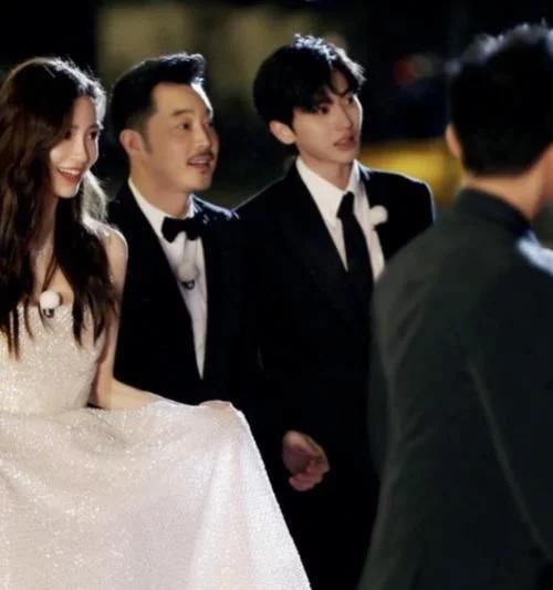 《奔跑吧》最新路透曝光,baby提裙子上台阶蔡徐坤一个动作太暖心|蔡徐