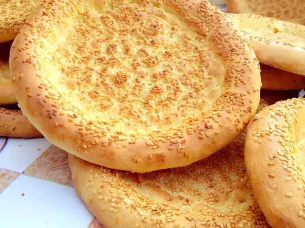 新疆特色美食"烤馕",香喷喷的,你吃过吗?
