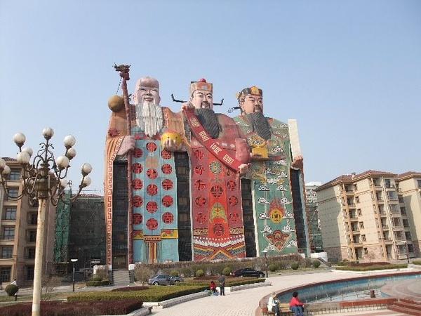 河北最"奇葩"建筑,晚上看见能吓一跳,当地人无力吐槽