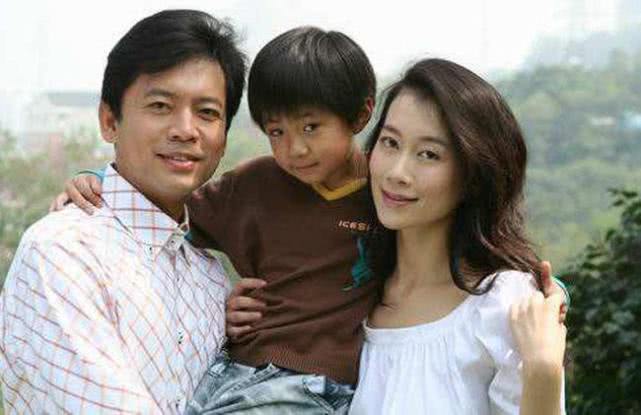 《亮剑》"赵政委"何政军,和老婆恩爱30年,女儿长相漂亮是学霸