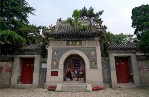 青岛市区内唯一一座寺庙，处于“黄金地段”，坐地铁2号线就能到