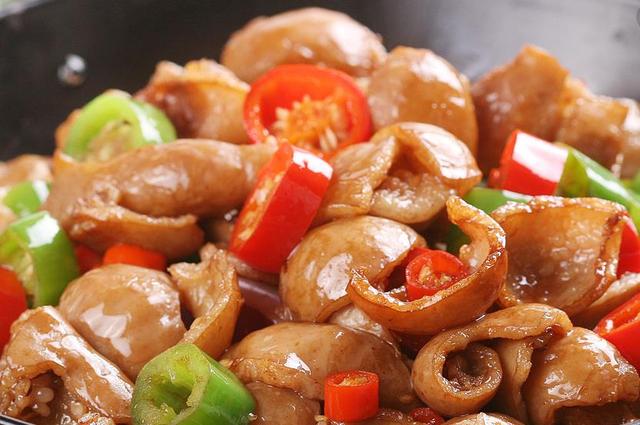 辣炒肥肠是一道老少皆宜的家常菜,口感筋道,味道醇厚