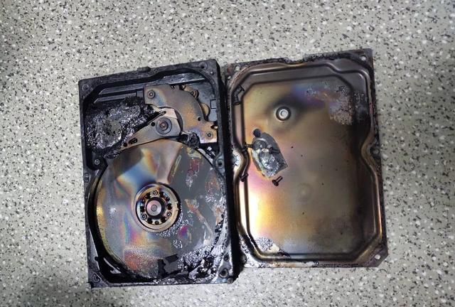火堆里把电脑硬盘"抢"出来了