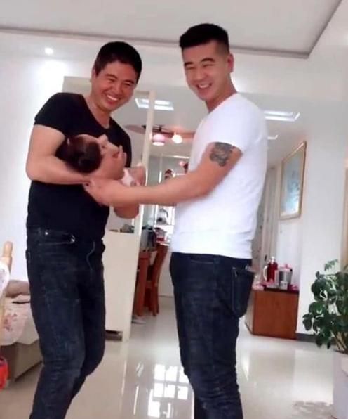 山东“冻龄爷爷”火了，同框抱娃好幸福，网友：哪个是爸爸？