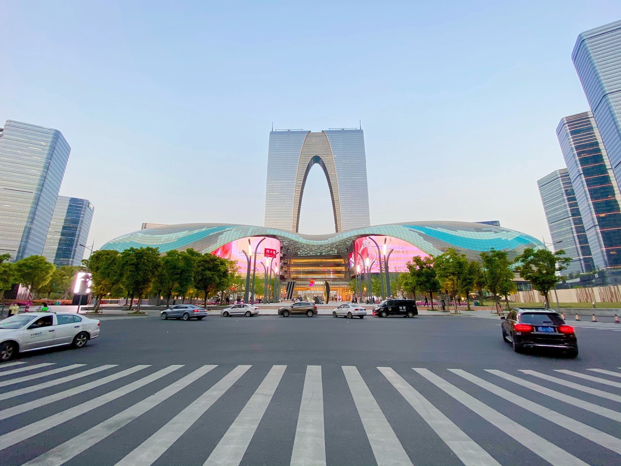 苏州最著名的地标性建筑东方之门为什么被调侃成大秋裤