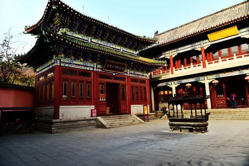 青岛市区内唯一一座寺庙，处于“黄金地段”，坐地铁2号线就能到