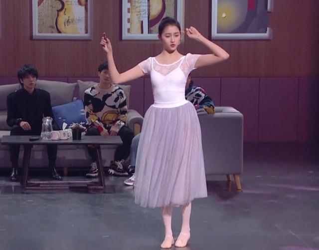 关晓彤华晨宇演小品当他俩并肩坐下谁注意晓彤拿的两样东西