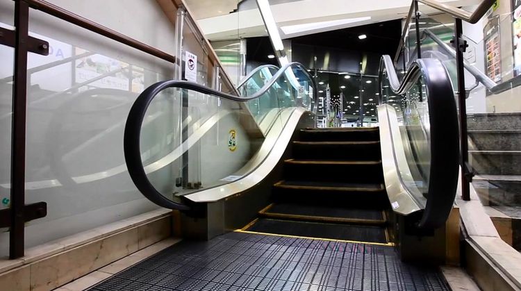 大家在各大商场都看见过手动扶梯,这些扶梯基本都是建立在上下两层楼