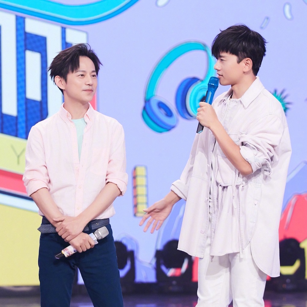 何炅生日当天,张杰推出全新ep《爱人啊》,新歌mv中谢娜扮老人