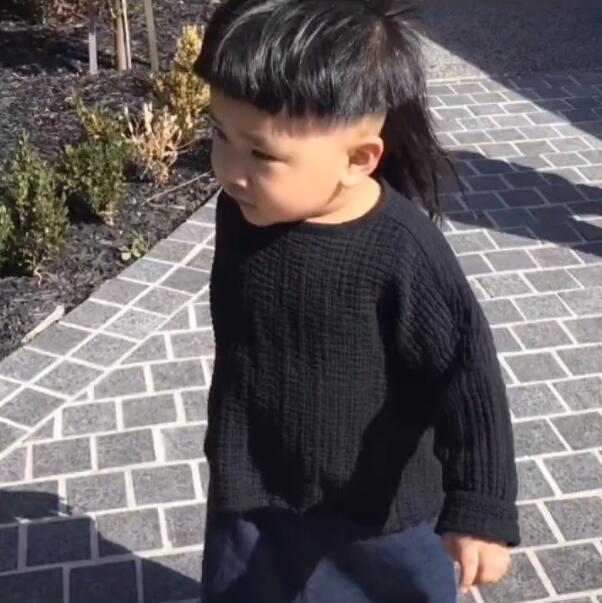 郭德纲妻子晒小儿子萌照,郭汾阳留小辫子,浑身肉嘟嘟超可爱