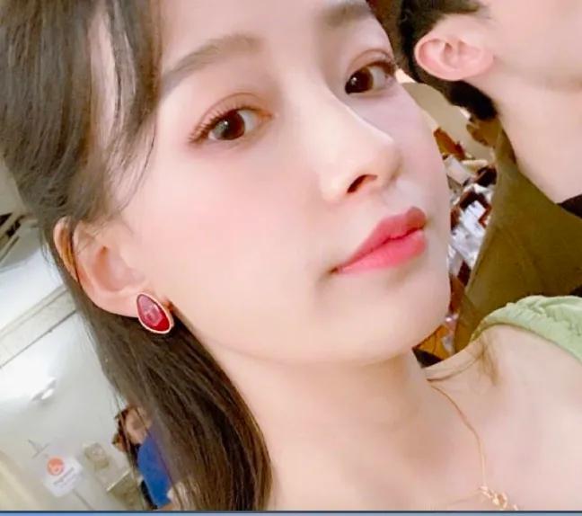 孙怡昔日出游超轻松董子健为老婆拍照还主动拿饮料陪着秀恩爱