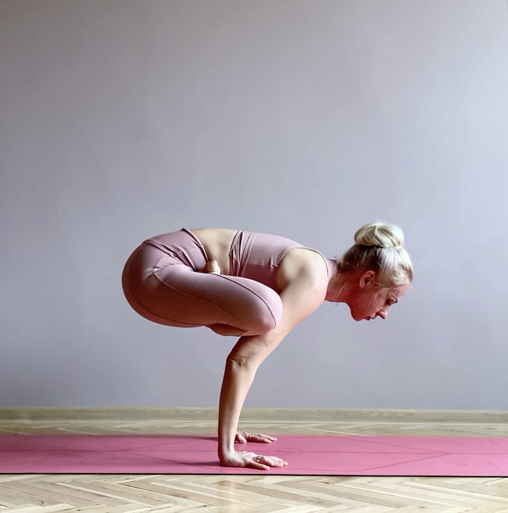 练瑜伽的赵奕欢太好看,动作标准身姿迷人,不愧是"宅男女神"