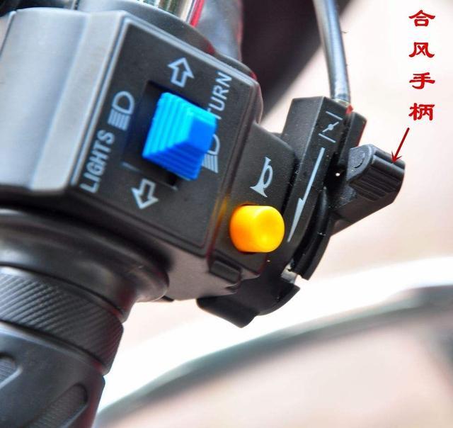 为什么小型汽油机在启动时需要拉风门,而汽车却不用?