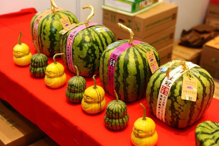 日本农民发明的天价西瓜,最贵高达万元,切开后瞬间怀疑人生