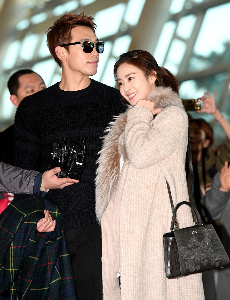 金泰熙牵手老公现身,一袭米色外套太气质,扎高马尾还像女学生