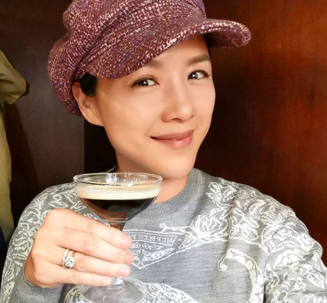 陈豪陈茵媺为女儿庆生,母女如复制粘贴,一家五口合影却没默契?